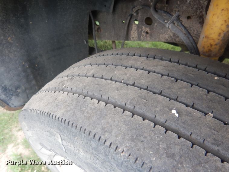 image for item FI9140 2001 Ford F450 Super Duty  Crew Cab flatbed truck