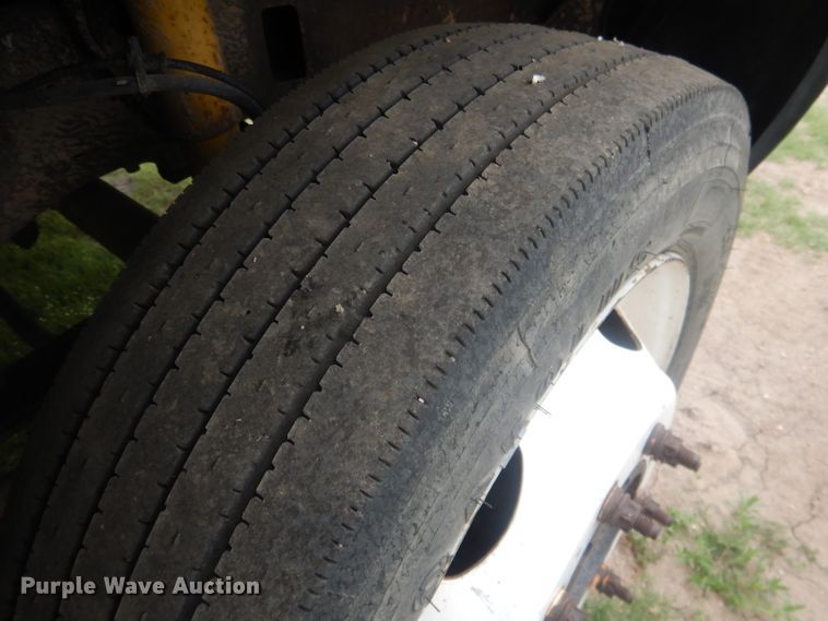 image for item FI9140 2001 Ford F450 Super Duty  Crew Cab flatbed truck