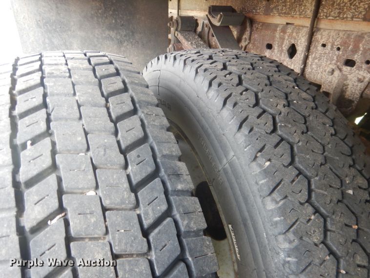 image for item FI9140 2001 Ford F450 Super Duty  Crew Cab flatbed truck