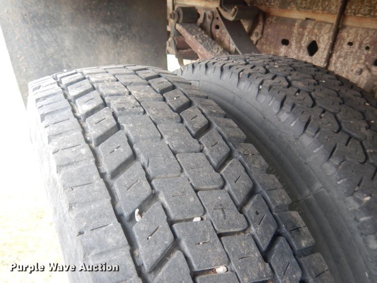 image for item FI9140 2001 Ford F450 Super Duty  Crew Cab flatbed truck