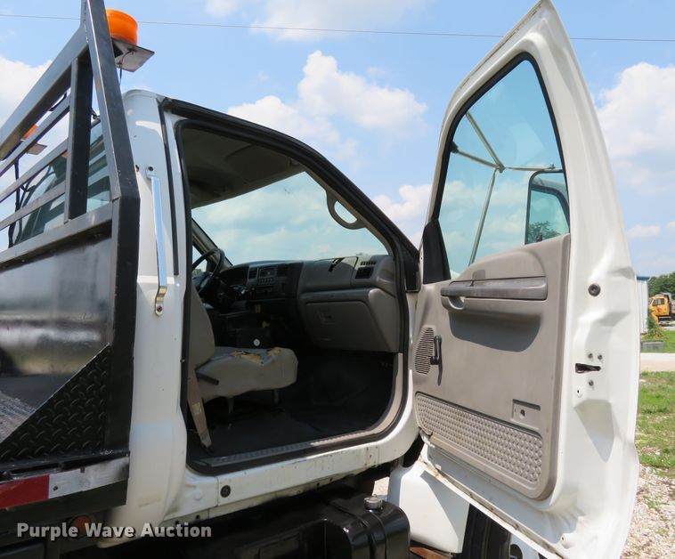 image for item FP9328 2000 Ford F750 Super Duty  flatbed truck