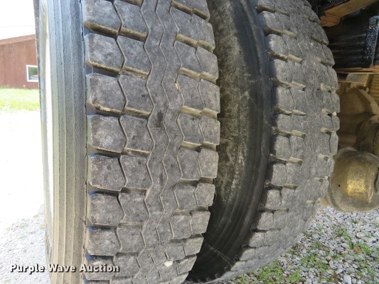 image for item FP9328 2000 Ford F750 Super Duty  flatbed truck