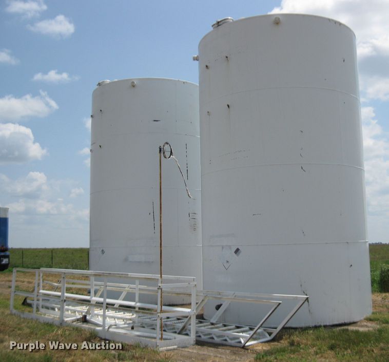 image for item GQ9705 (2) R&R oil tanks