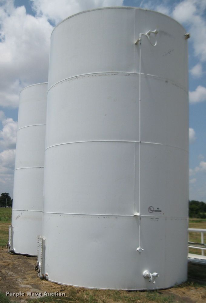 image for item GQ9705 (2) R&R oil tanks