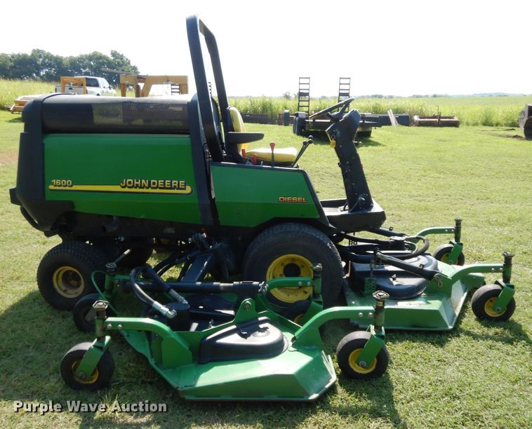 image for item HP9642 1999 John Deere 1600  commercial turf mower
