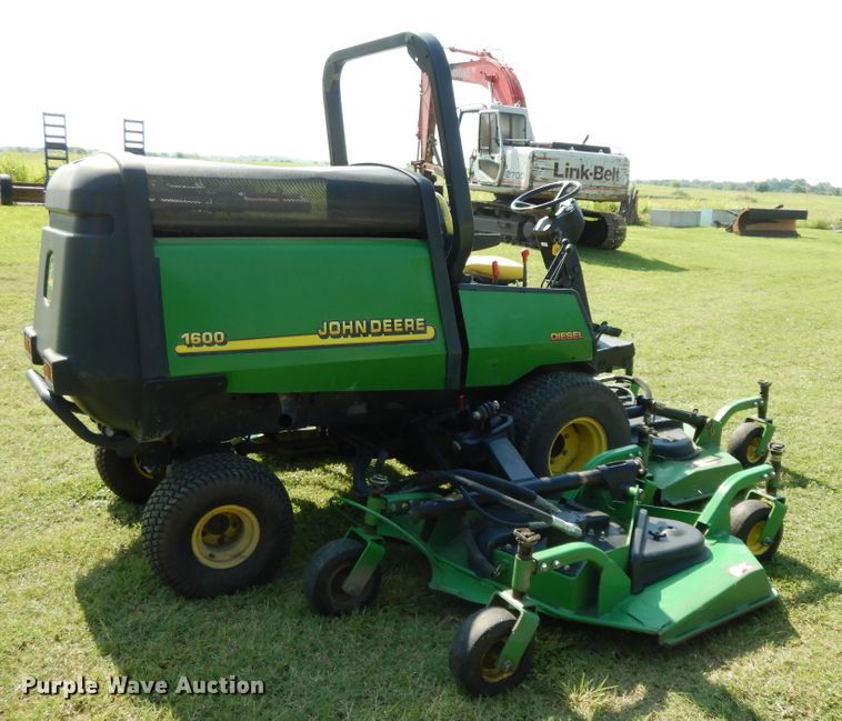 image for item HP9642 1999 John Deere 1600  commercial turf mower