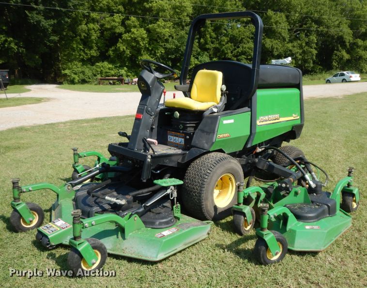 image for item HP9642 1999 John Deere 1600  commercial turf mower