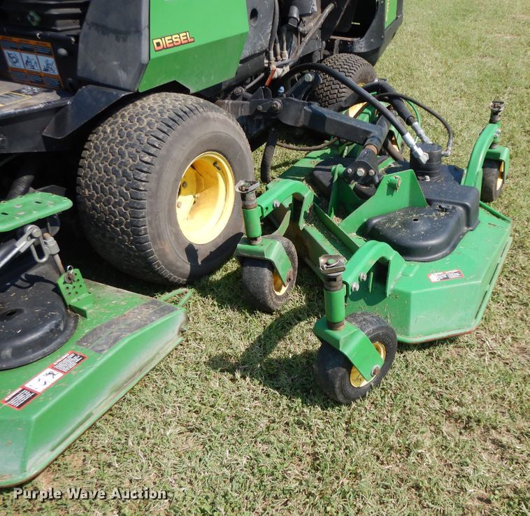 image for item HP9642 1999 John Deere 1600  commercial turf mower
