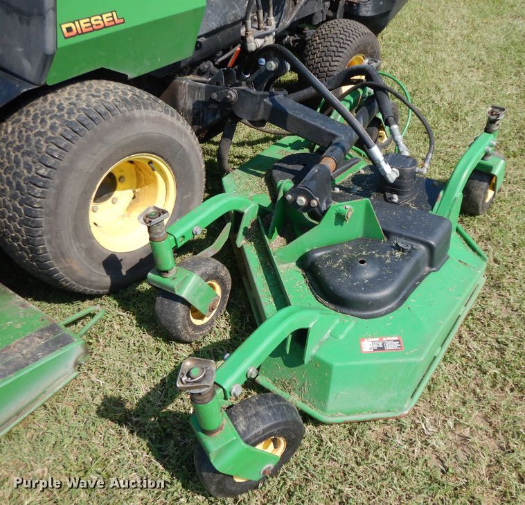 image for item HP9642 1999 John Deere 1600  commercial turf mower