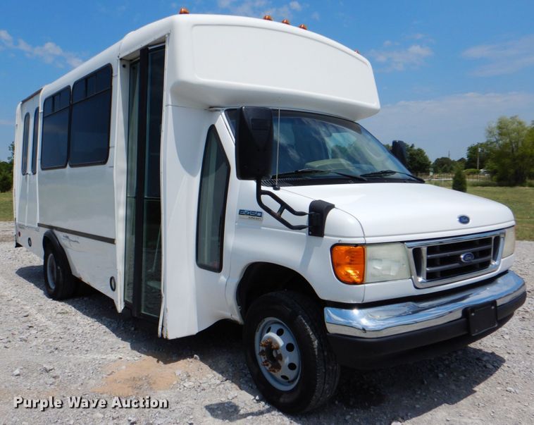 image for item HT9310 2006 Ford E450 Super Duty  shuttle bus