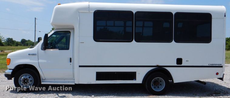 image for item HT9310 2006 Ford E450 Super Duty  shuttle bus