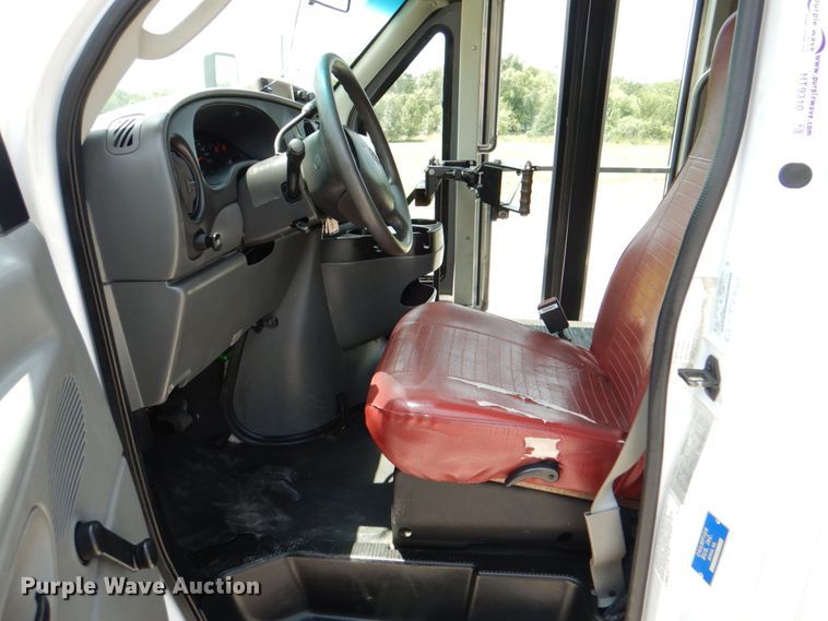 image for item HT9310 2006 Ford E450 Super Duty  shuttle bus