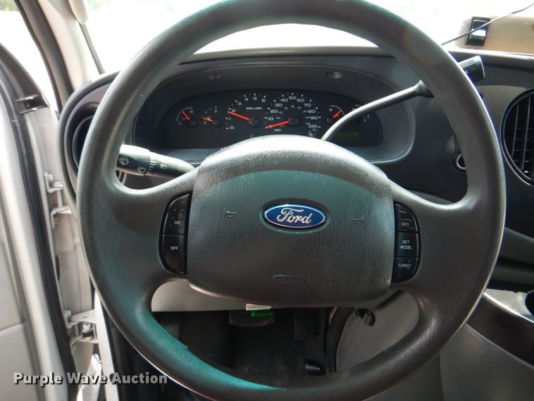 image for item HT9310 2006 Ford E450 Super Duty  shuttle bus