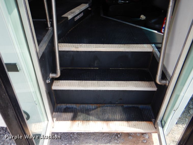 image for item HT9310 2006 Ford E450 Super Duty  shuttle bus