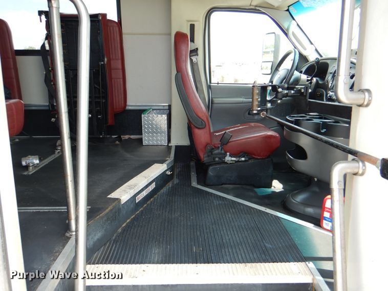 image for item HT9310 2006 Ford E450 Super Duty  shuttle bus