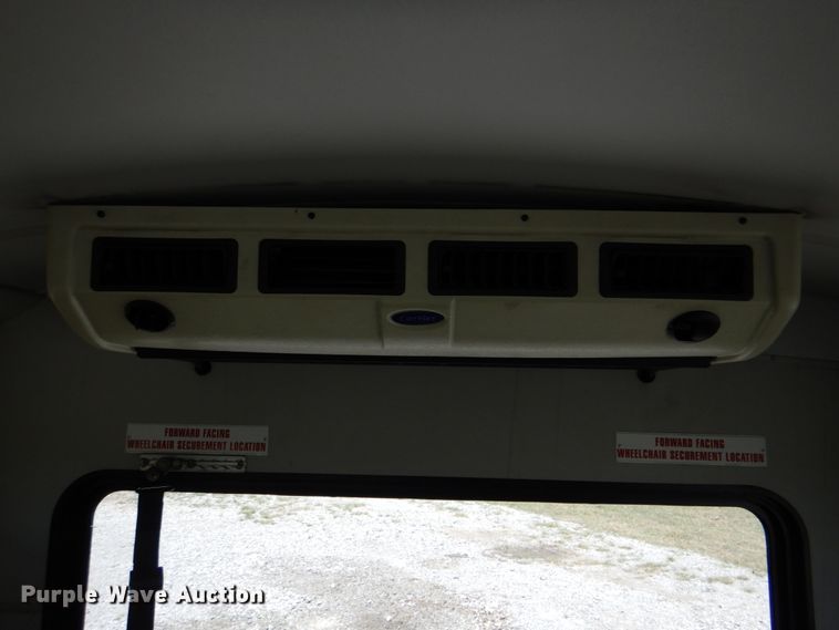 image for item HT9310 2006 Ford E450 Super Duty  shuttle bus