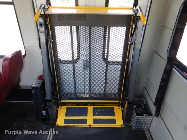 image for item HT9310 2006 Ford E450 Super Duty  shuttle bus