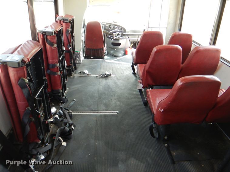 image for item HT9310 2006 Ford E450 Super Duty  shuttle bus