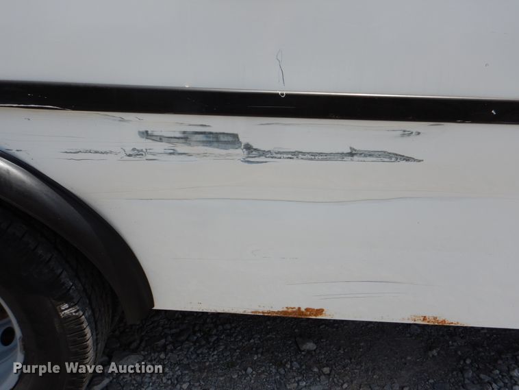 image for item HT9310 2006 Ford E450 Super Duty  shuttle bus