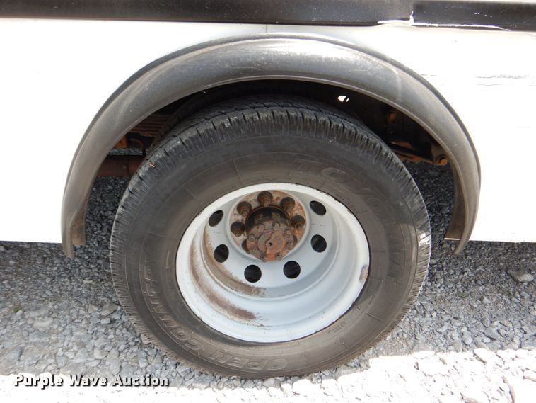 image for item HT9310 2006 Ford E450 Super Duty  shuttle bus