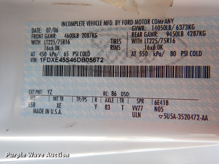 image for item HT9310 2006 Ford E450 Super Duty  shuttle bus