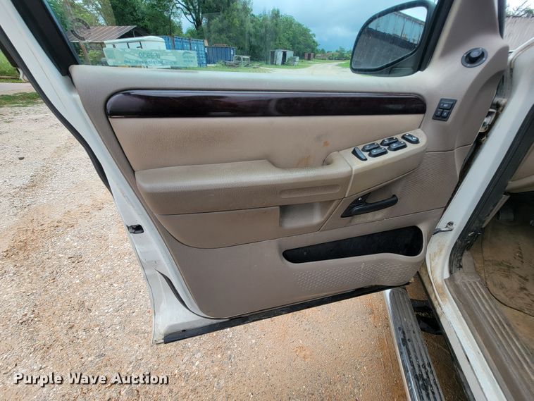 image for item IF9930 2004 Ford Explorer Limited  SUV