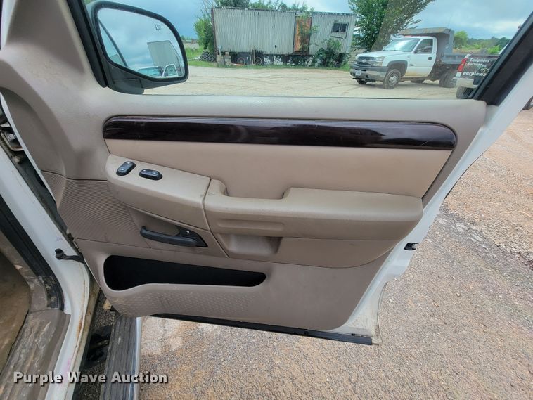 image for item IF9930 2004 Ford Explorer Limited  SUV