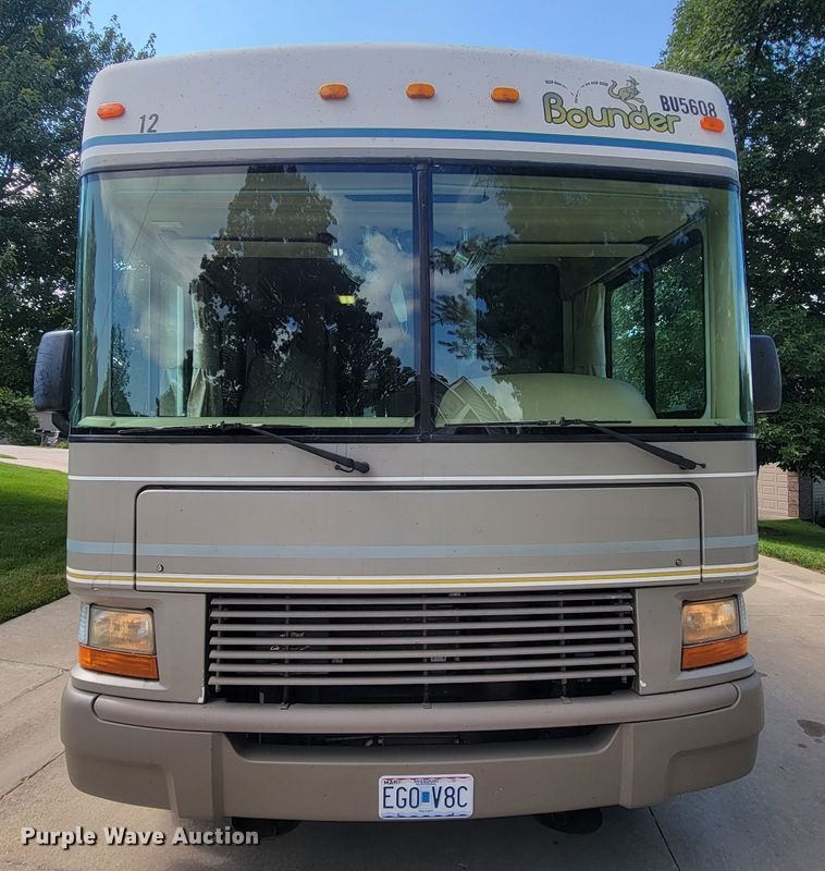 image for item IF9975 2000 Fleetwood Bounder  RV