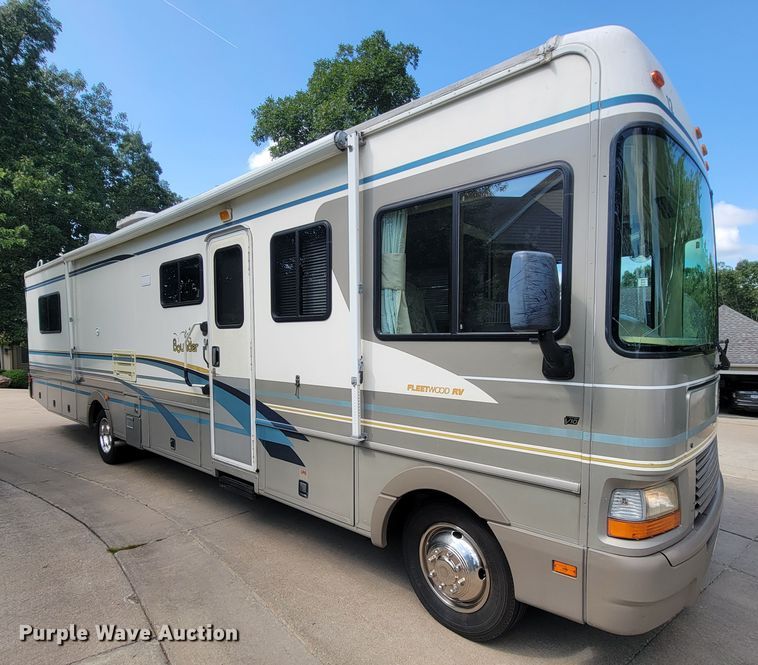 image for item IF9975 2000 Fleetwood Bounder  RV