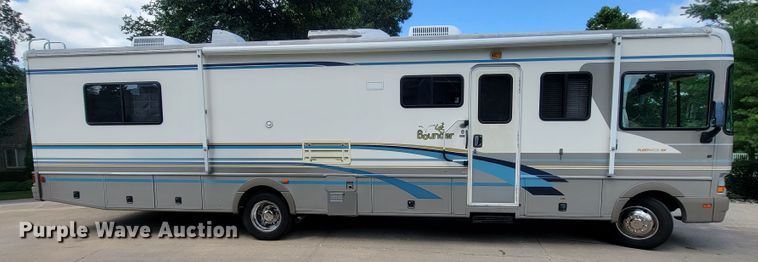 image for item IF9975 2000 Fleetwood Bounder  RV