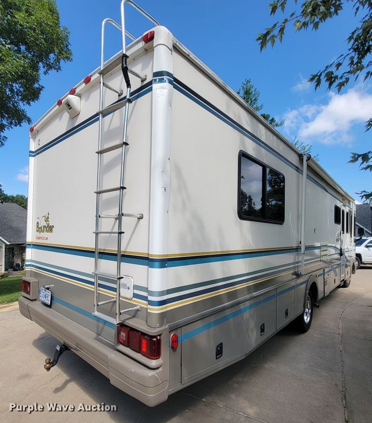 image for item IF9975 2000 Fleetwood Bounder  RV
