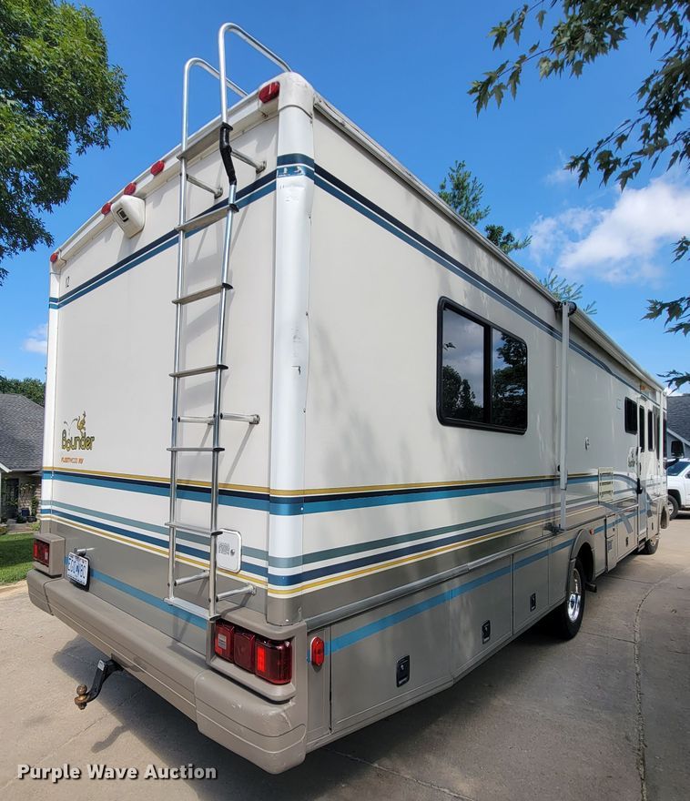 image for item IF9975 2000 Fleetwood Bounder  RV