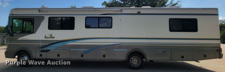 image for item IF9975 2000 Fleetwood Bounder  RV