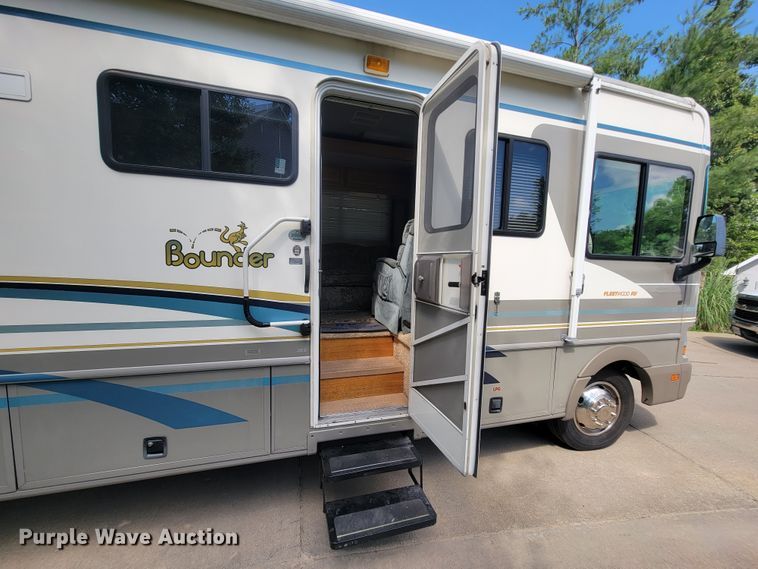 image for item IF9975 2000 Fleetwood Bounder  RV