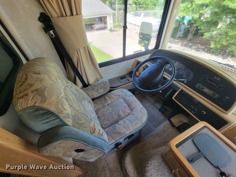 image for item IF9975 2000 Fleetwood Bounder  RV