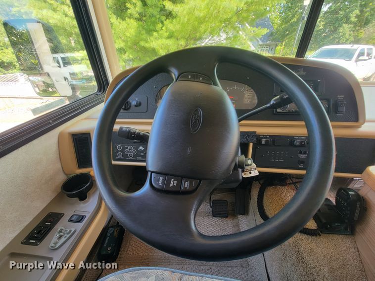 image for item IF9975 2000 Fleetwood Bounder  RV