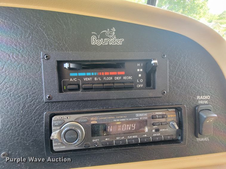 image for item IF9975 2000 Fleetwood Bounder  RV