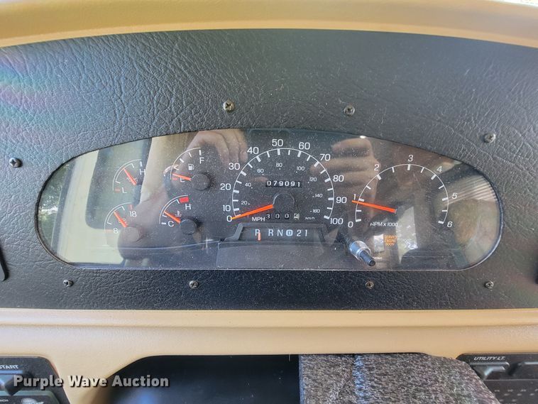 image for item IF9975 2000 Fleetwood Bounder  RV