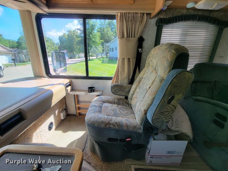 image for item IF9975 2000 Fleetwood Bounder  RV