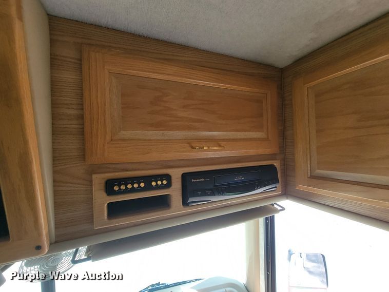 image for item IF9975 2000 Fleetwood Bounder  RV