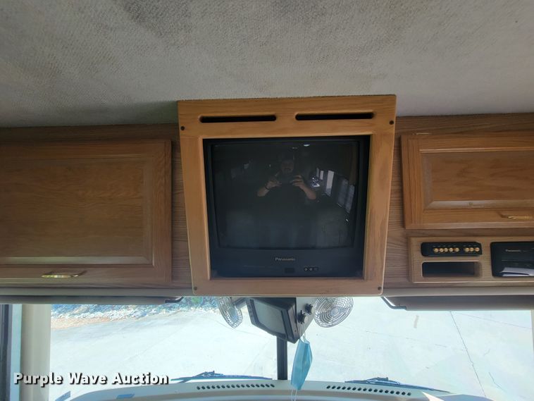 image for item IF9975 2000 Fleetwood Bounder  RV