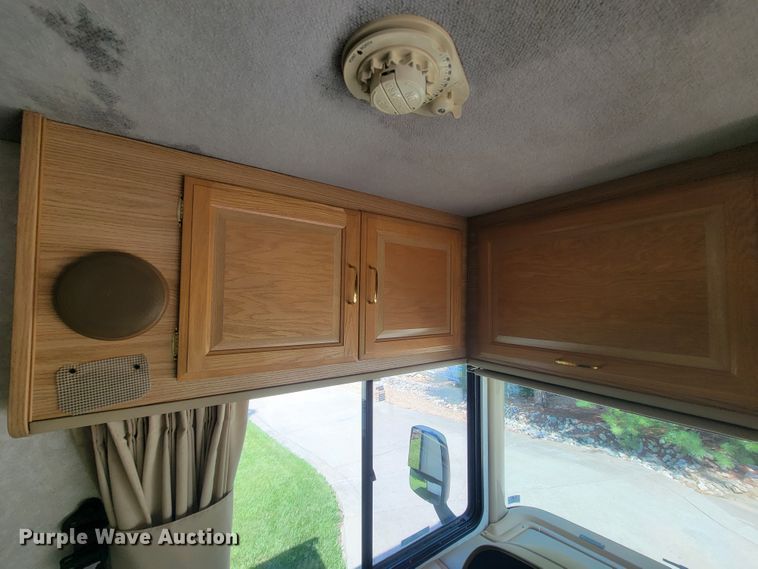 image for item IF9975 2000 Fleetwood Bounder  RV