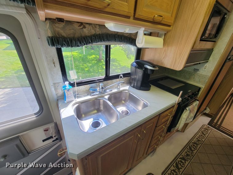 image for item IF9975 2000 Fleetwood Bounder  RV
