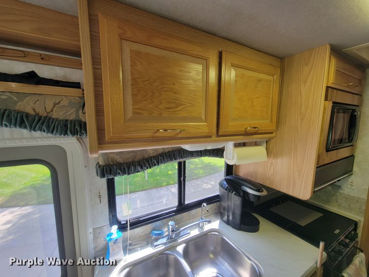 image for item IF9975 2000 Fleetwood Bounder  RV