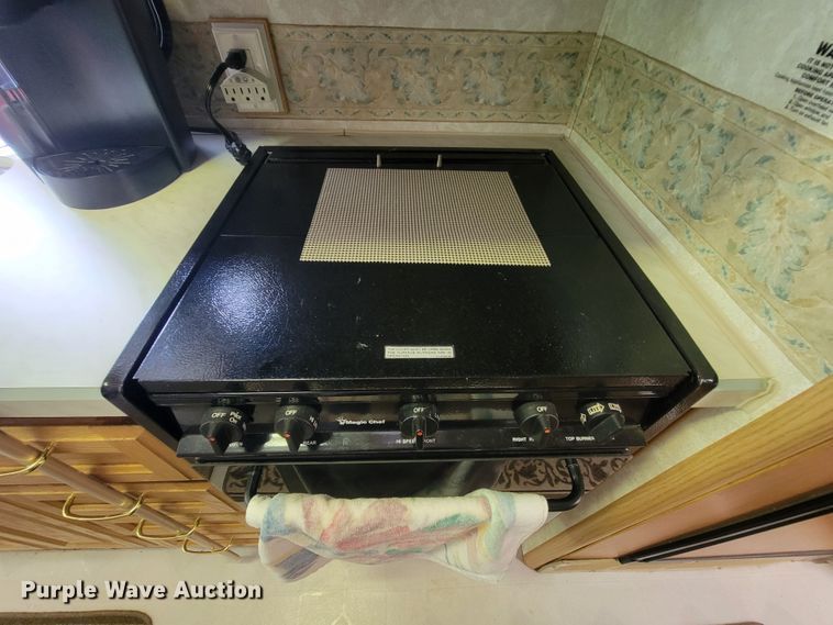 image for item IF9975 2000 Fleetwood Bounder  RV