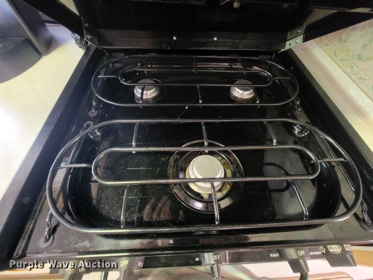 image for item IF9975 2000 Fleetwood Bounder  RV