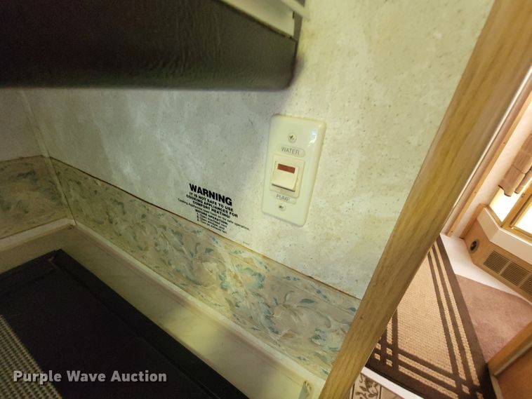 image for item IF9975 2000 Fleetwood Bounder  RV