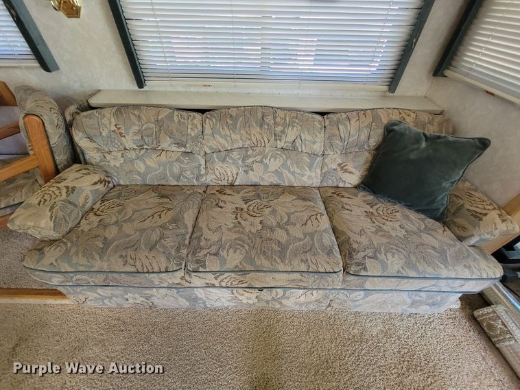 image for item IF9975 2000 Fleetwood Bounder  RV