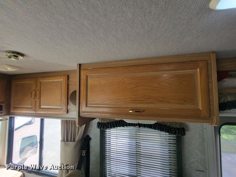 image for item IF9975 2000 Fleetwood Bounder  RV