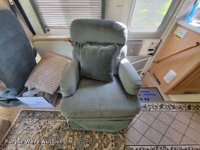 image for item IF9975 2000 Fleetwood Bounder  RV